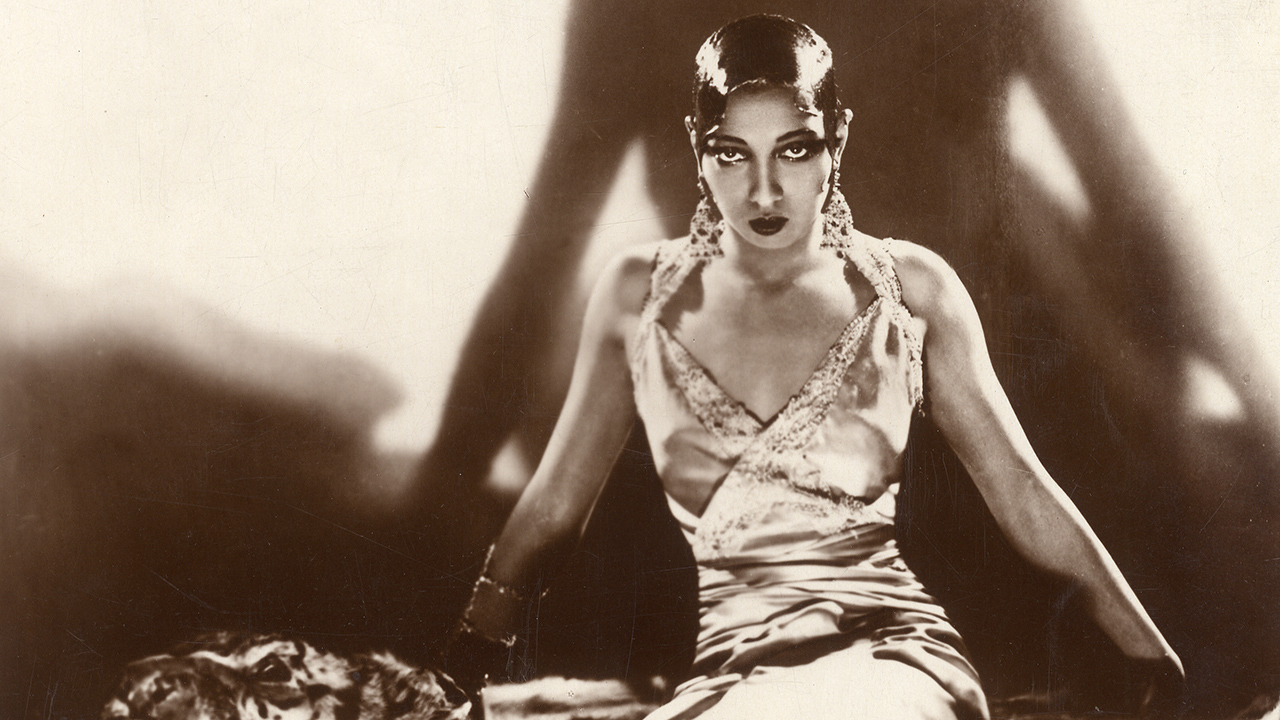 Freda Josephine McDonald dite Joséphine Baker (1906-1975), chanteuse, danseuse et meneuse de revue américaine. Vers 1940.